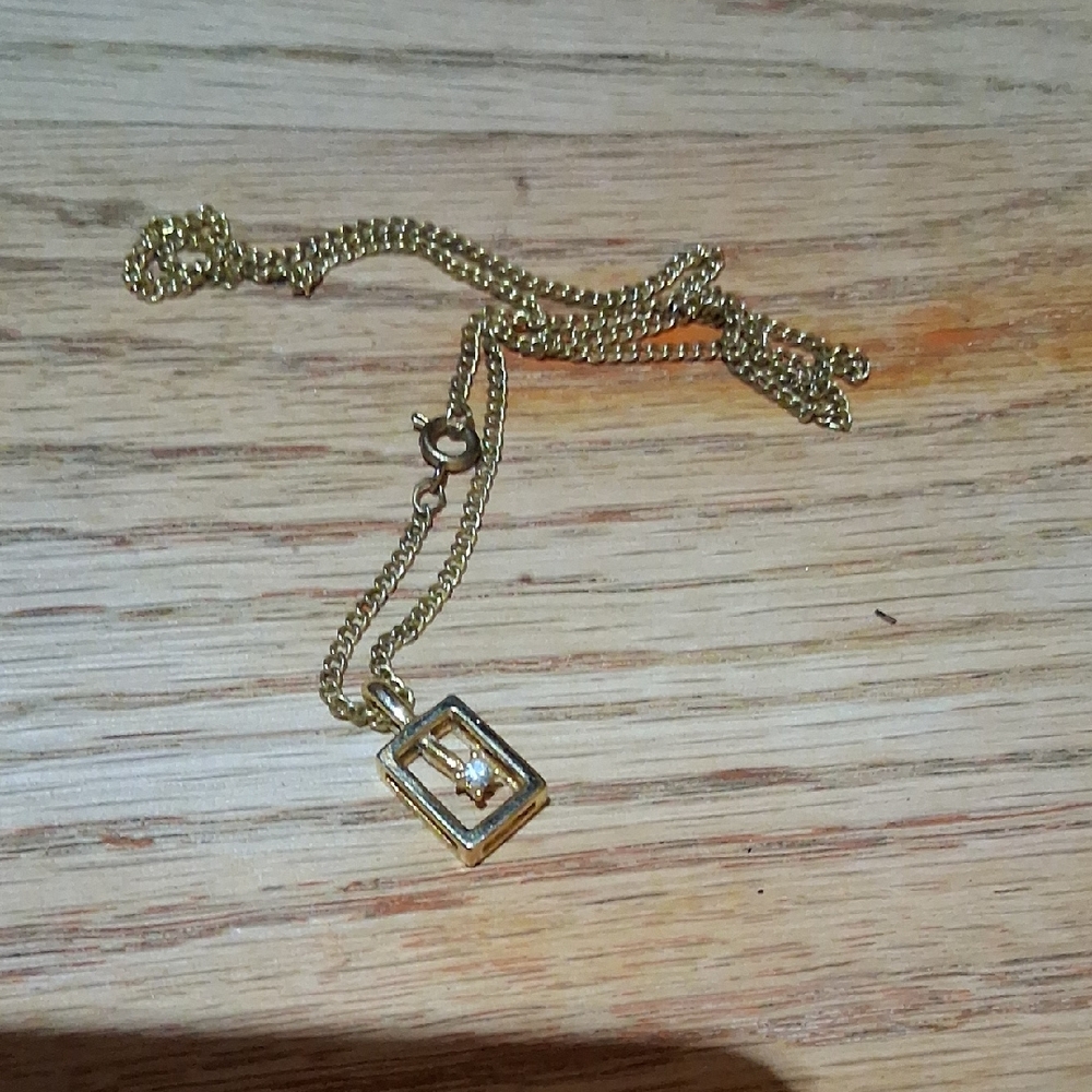 Chic Gold Necklace with Geometric Pendant